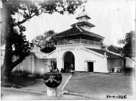 The Yogyakarta Kraton Bombing: A Turning Point in Colonial Indonesia and a Tale of Intrigue